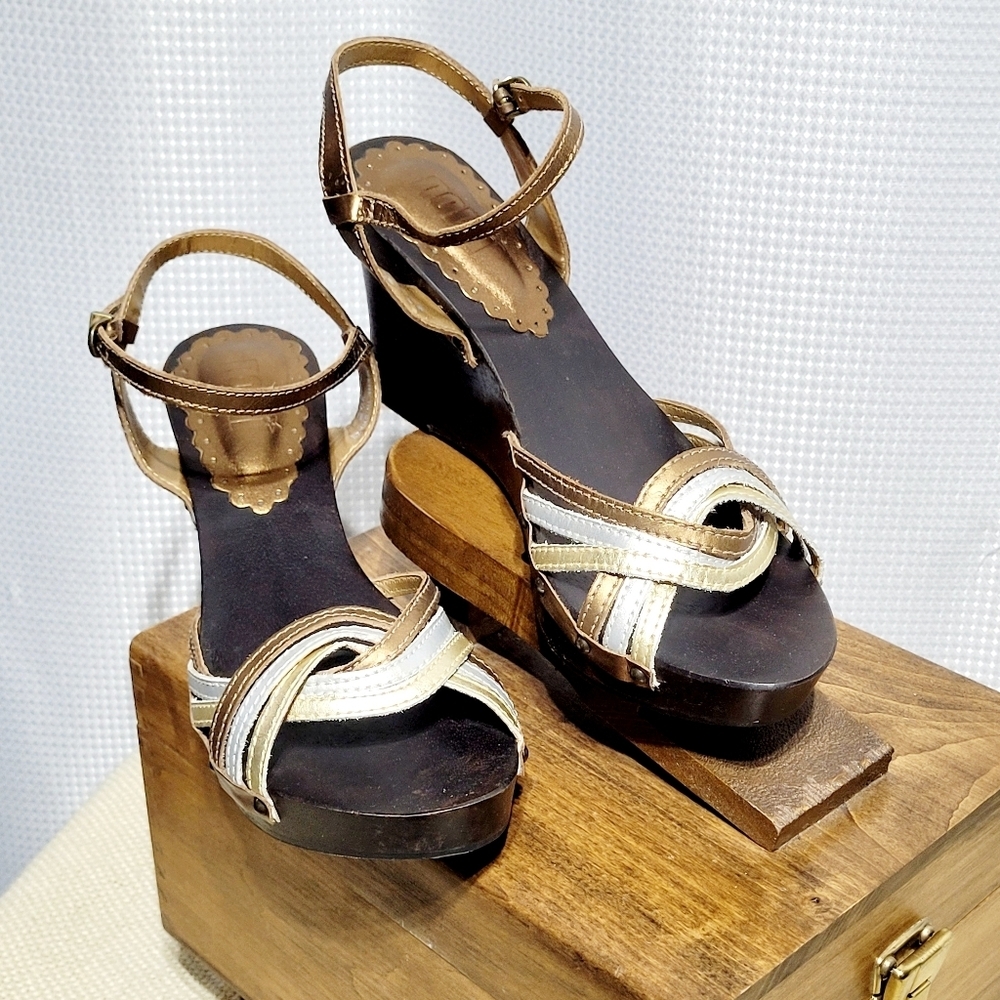 NOMI Y2K Wood & Metallic Wedge Slingback Sandal Gold/Silver/Bronze (8.5M)